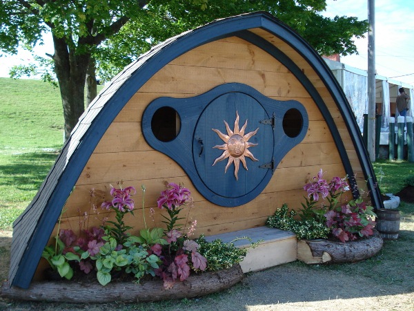 Hobbit-Holes-for-Work-or-Play-13