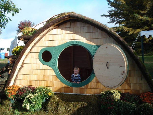 Hobbit-Holes-for-Work-or-Play-23