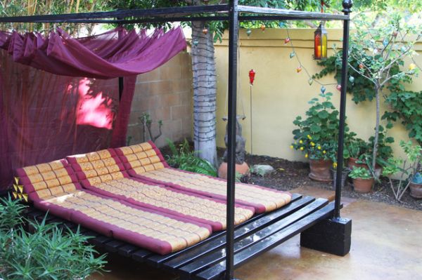 outdoor-bed-backyard