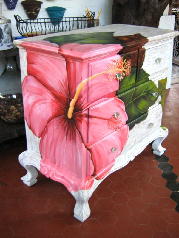 Argina-Seixas-paints-furniture