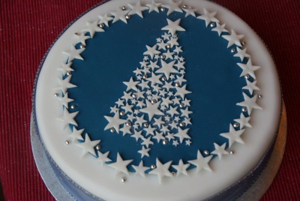 Stars-and-Sparkle-Christmas-Tree-Cake