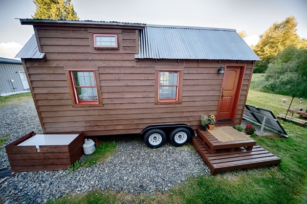 mobile-small-home-on-trailer-1