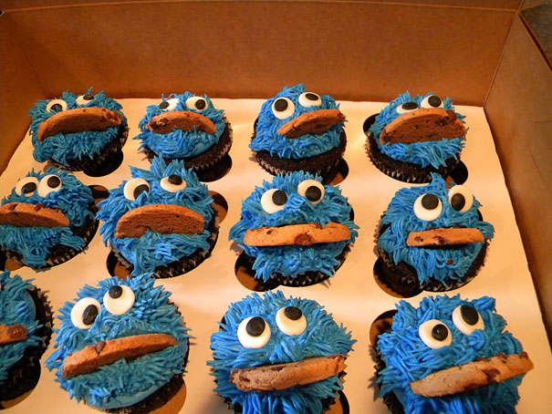 11-cookie-monster-cupcakes