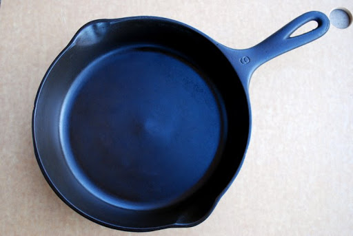 Easy-Cast-Iron-Skillet-Reconditioning-1