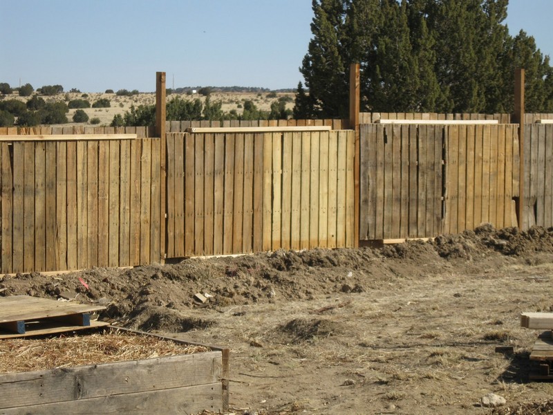 diy pallet fence for dogs