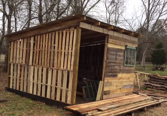 tiny-cabin-free-pallet-wood-10