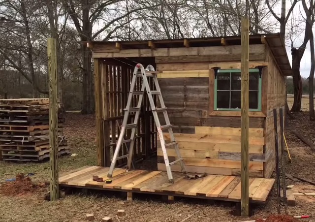 tiny-cabin-free-pallet-wood-11