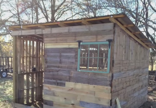 tiny-cabin-free-pallet-wood-9