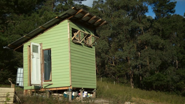 Tiny-House-from-Recycled-Materials-1