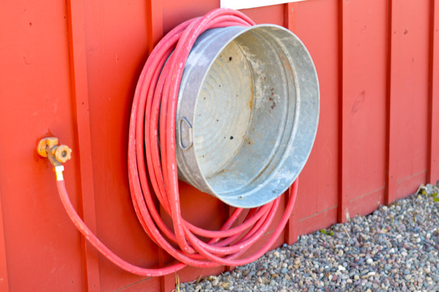 Metal-washtub-as-hose-reel