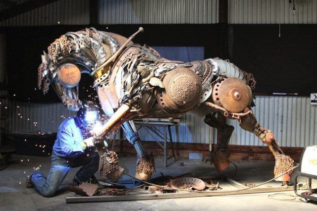 Amazing-Sculptures-Out-of-Old-Farm-Tools-10