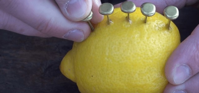 Start-a-Fire-With-a-Lemon