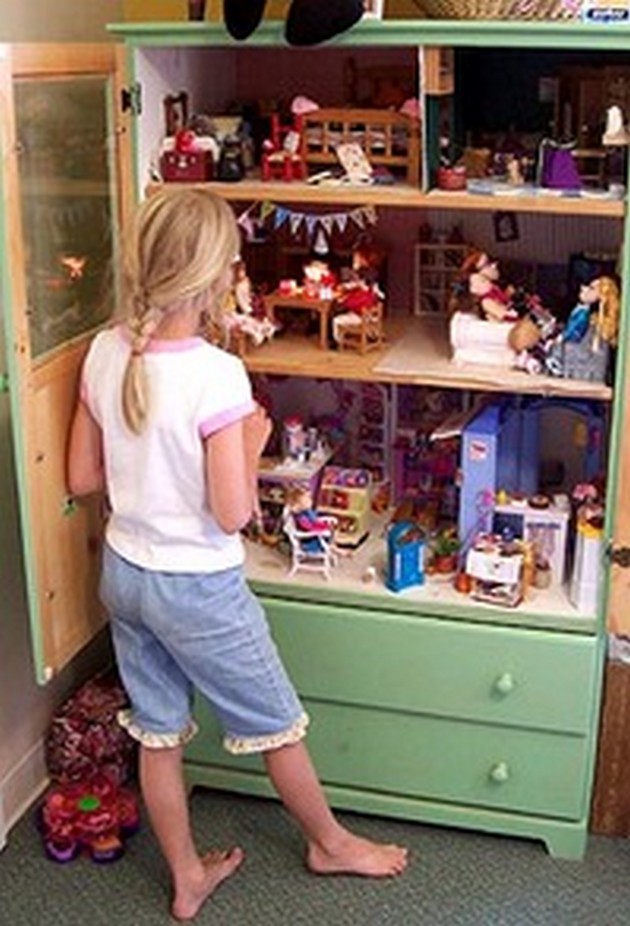 Turn-an-old-dresser-into-a-doll-house-1