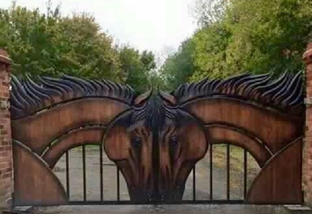 horse-themed-gate